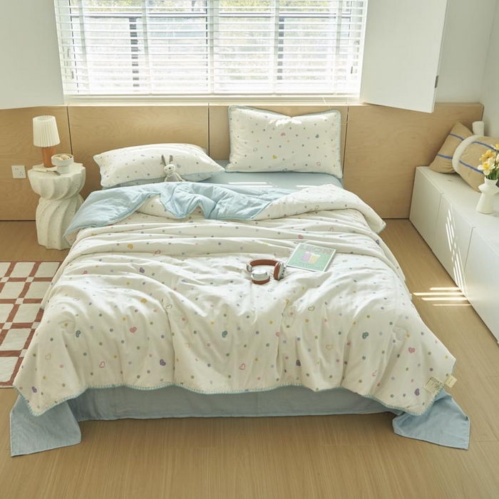 91家纺网 家纺一手货源 找家纺 寐绸家纺 2025新款纯棉双层纱印花大豆纤维夏被四件套 双层纱-波点