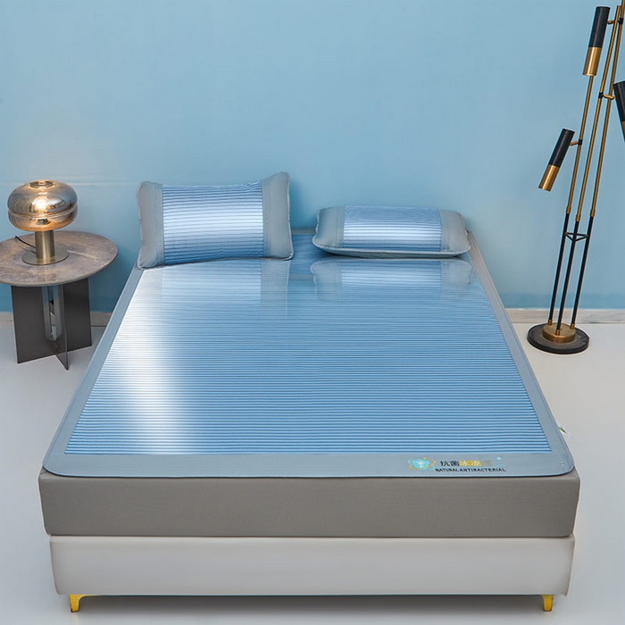 91家纺网 家纺一手货源 找家纺 2025新款凉席抗菌三明治可水洗碳光冰丝席宽边刺绣冰丝席 素夏 静谧蓝-床笠款