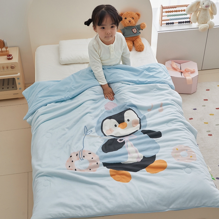 91家纺网 家纺一手货源 找家纺 荷马之梦 2025新款大版针织棉凉感丝AB版大豆儿童夏被 甜甜小企鹅