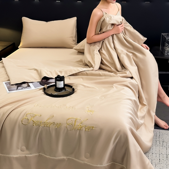 91家纺网 家纺一手货源 找家纺 卡罗兰 2025新款水洗天丝夏凉被空调被水洗真丝夏被四件套-森旅迷鹿 森旅迷鹿-香槟金