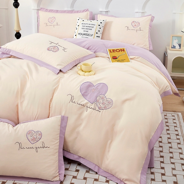 91家纺网 家纺一手货源 找家纺 卡迪亚家纺 2025新款加厚柔肤棉贴布绣宽边双拼刺绣四件套-满心花园 满心花园-梦幻紫