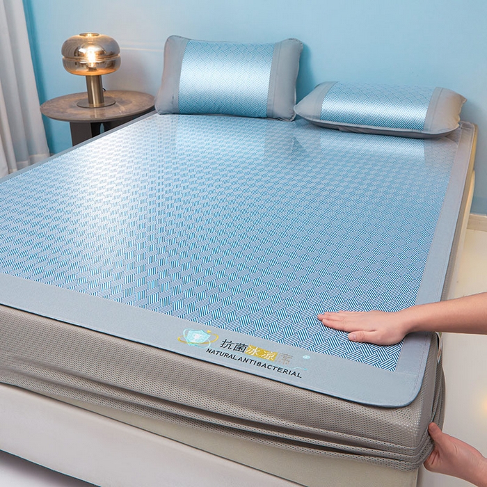 91家纺网 家纺一手货源 找家纺 2025新款凉席抗菌三明治可水洗碳光冰丝席宽边刺绣冰丝席 思绪 静谧蓝-床笠款