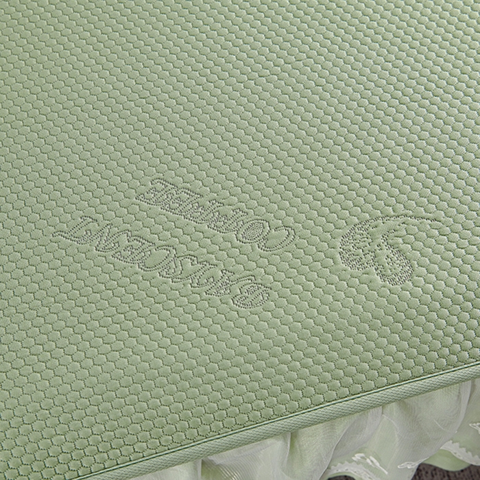 91家纺网 家纺一手货源 找家纺 梵克保罗 2025新款7A抗菌母婴级纯乙纶PE刺绣凉感丝豆豆席 床裙款 床裙款 字母爱心-水绿