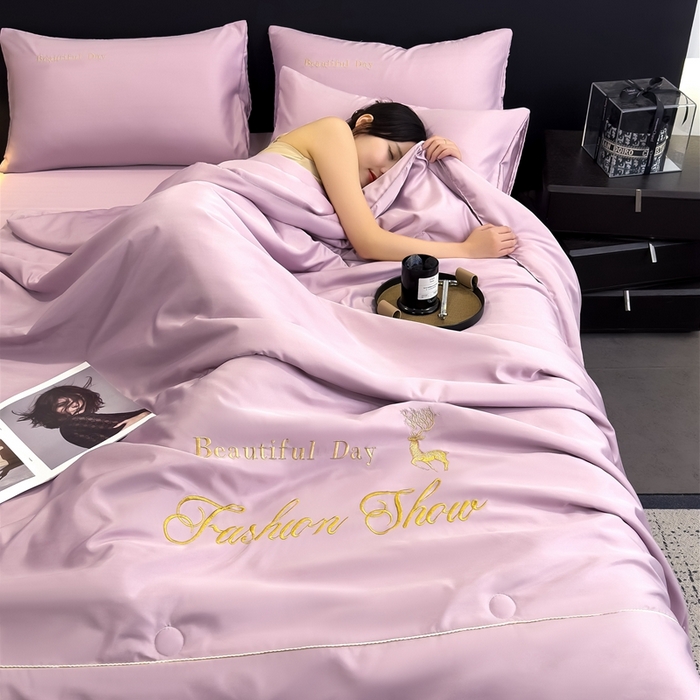 91家纺网 家纺一手货源 找家纺 卡罗兰 2025新款水洗天丝夏凉被空调被水洗真丝夏被四件套-森旅迷鹿 森旅迷鹿-香芋紫
