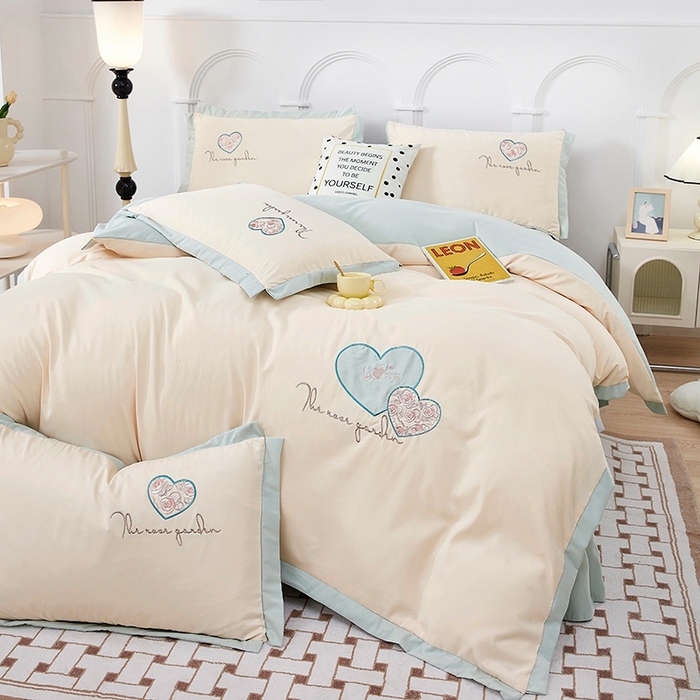 91家纺网 家纺一手货源 找家纺 卡迪亚家纺 2025新款加厚柔肤棉贴布绣宽边双拼刺绣四件套-满心花园 满心花园-爱尔兰