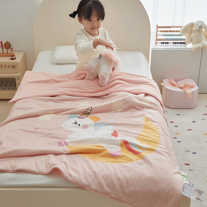 91家纺网 家纺一手货源 找家纺 荷马之梦 2025新款大版针织棉凉感丝AB版大豆儿童夏被 月亮独角兽