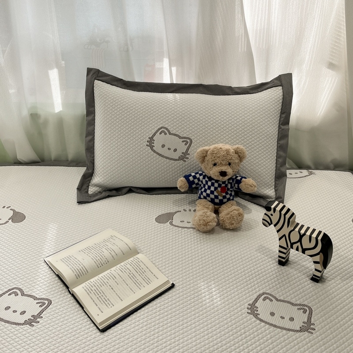 91家纺网 家纺一手货源 找家纺 孩子王家纺 2025新款冰丝席提花冰豆豆系列床单床笠 喵喵汪岛