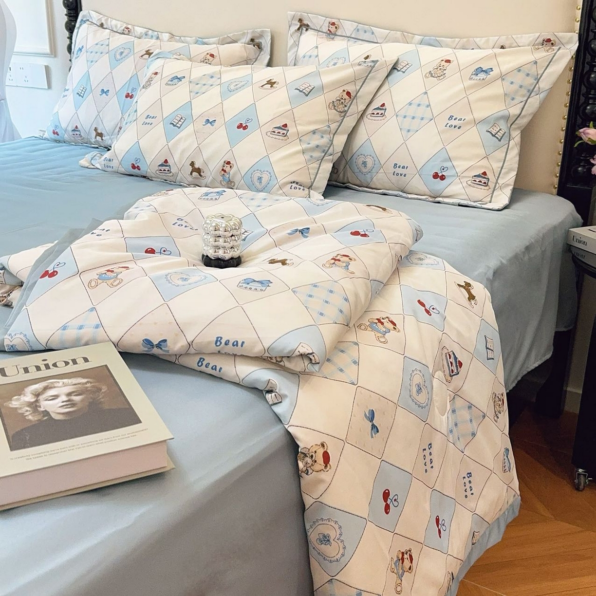 91家纺网 家纺一手货源 找家纺 兜米家居 2025新款水洗天丝夏被四件套 菱格小熊