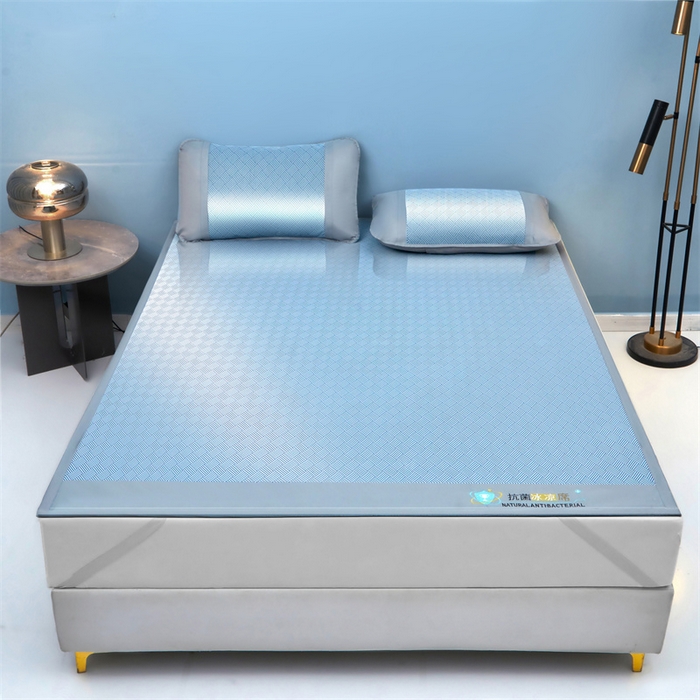 91家纺网 家纺一手货源 找家纺 2025新款凉席抗菌三明治可水洗碳光冰丝席宽边刺绣冰丝席 思绪 静谧蓝-床席款