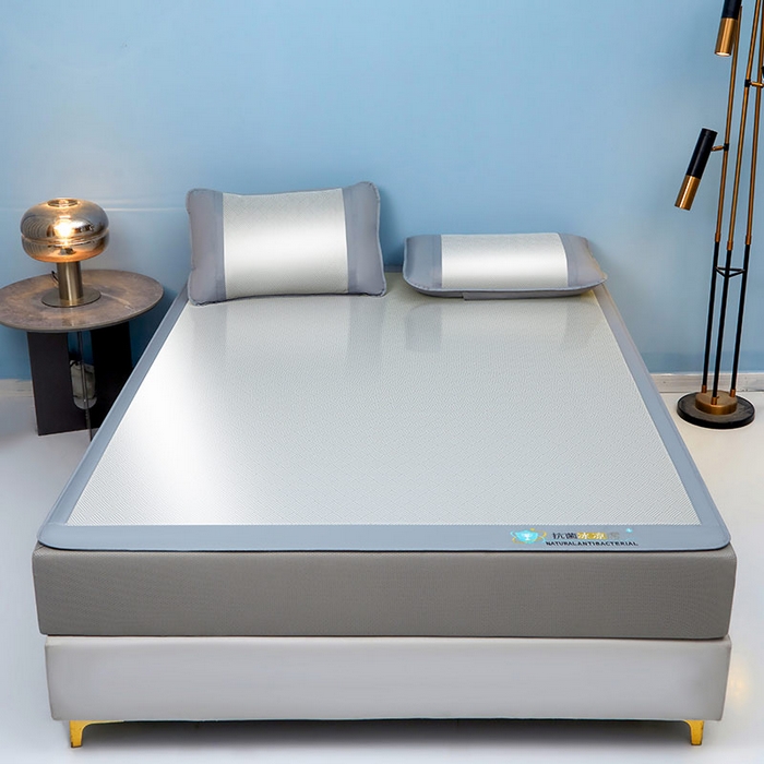 91家纺网 家纺一手货源 找家纺 2025新款凉席抗菌三明治可水洗碳光冰丝席宽边刺绣冰丝席 思绪 绅士灰-床笠款