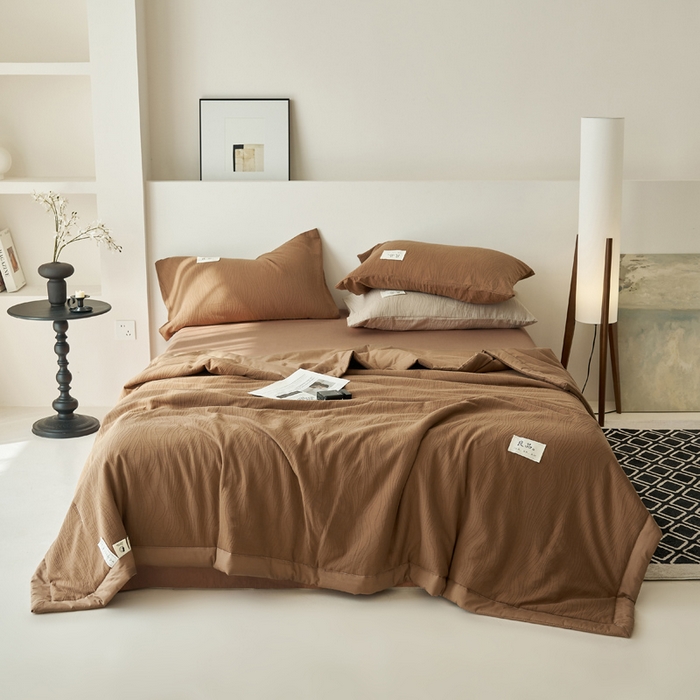 91家纺网 家纺一手货源 找家纺 寐绸家纺 2025新款纯棉水洗棉三层提花大豆纤维夏被四件套 曲线条-中咖