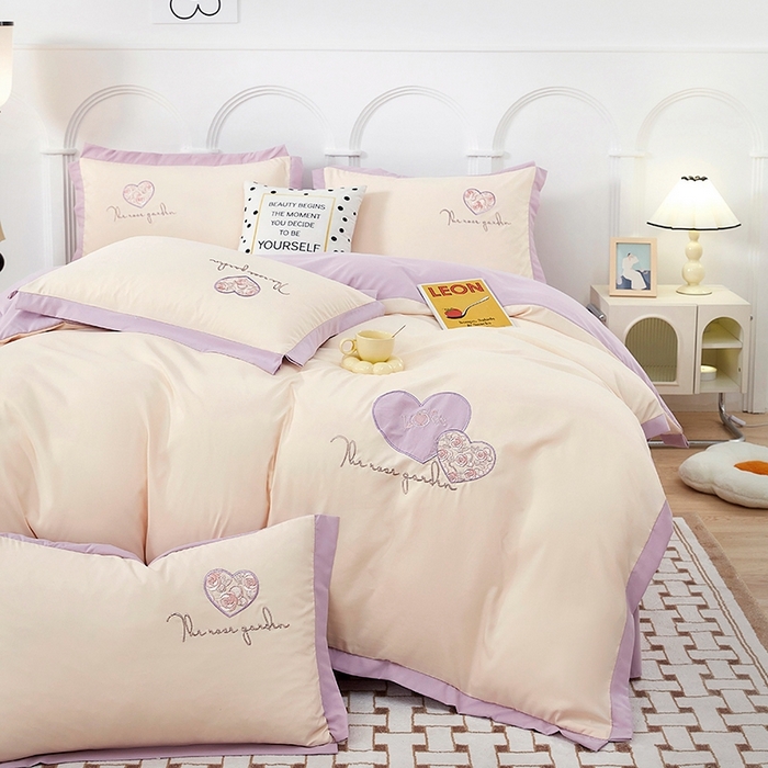 91家纺网 家纺一手货源 找家纺 卡迪亚家纺 2025新款加厚柔肤棉贴布绣宽边双拼刺绣四件套-满心花园 满心花园-梦幻紫