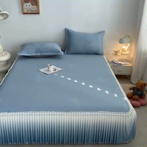 91家纺网 家纺一手货源 找家纺 安哆啦家纺 2025新款凉感冰豆豆花边凉席三件套系列 豆豆床裙-深邃蓝