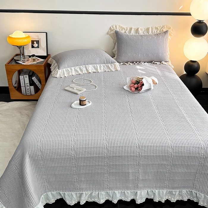 91家纺网 家纺一手货源 找家纺 沐纯家居 2025新款棉小乐花边床盖三件套 淡雅灰