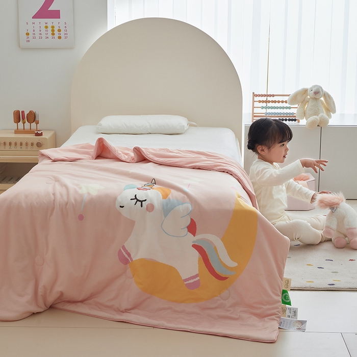 91家纺网 家纺一手货源 找家纺 荷马之梦 2025新款大版针织棉凉感丝AB版大豆儿童夏被 月亮独角兽