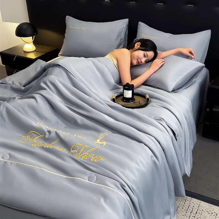 91家纺网 家纺一手货源 找家纺 卡罗兰 2025新款水洗天丝夏凉被空调被水洗真丝夏被四件套-森旅迷鹿 森旅迷鹿-绅士灰