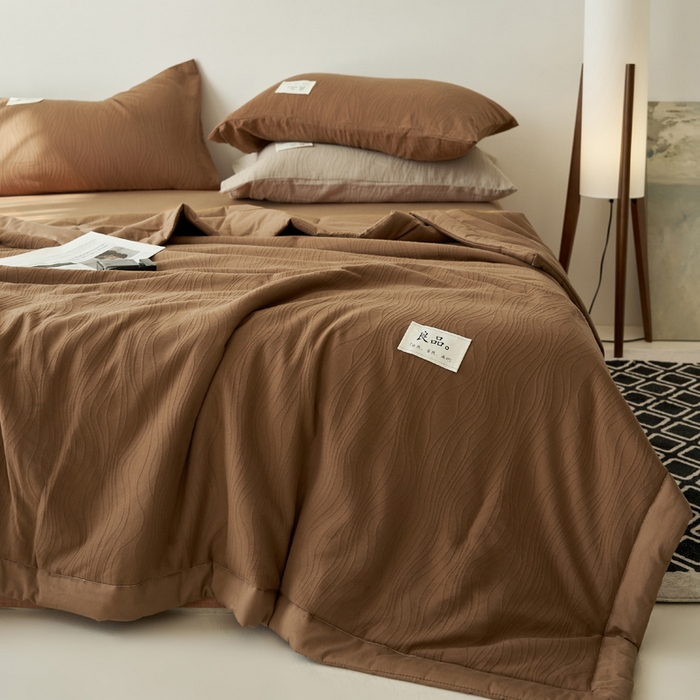 91家纺网 家纺一手货源 找家纺 寐绸家纺 2025新款纯棉水洗棉三层提花大豆纤维夏被四件套 曲线条-中咖