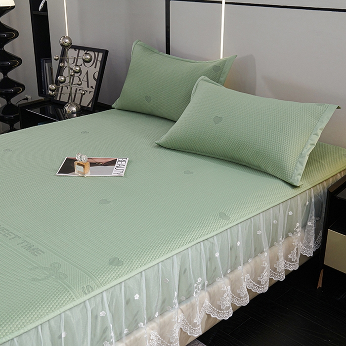 91家纺网 家纺一手货源 找家纺 梵克保罗 2025新款7A抗菌母婴级纯乙纶PE刺绣凉感丝豆豆席 床笠花边款 花边床笠爱心蝴蝶结-水绿