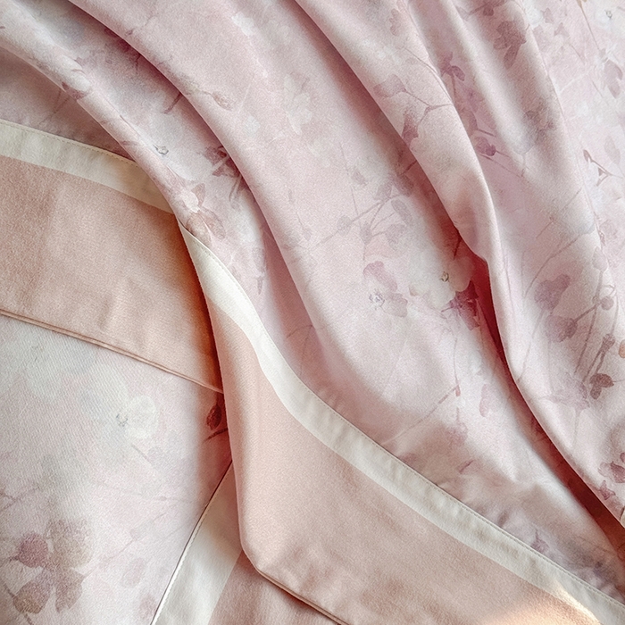 91家纺网 家纺一手货源 找家纺 巧玲珑 2025新款60支A类进口数码印花美式双拼四季款长绒棉四件套 岸芷汀兰