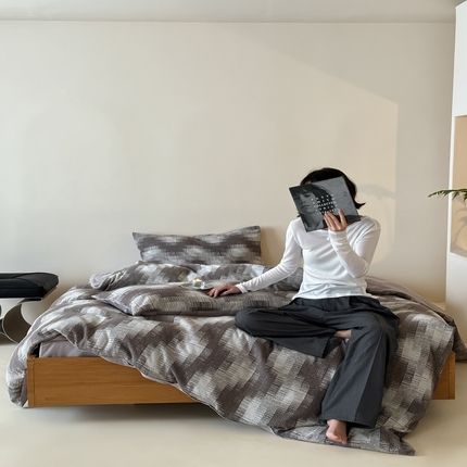 91家纺网 家纺一手货源 找家纺 （总）简家居2025新款60支色织空气感大提花四件套-里雾