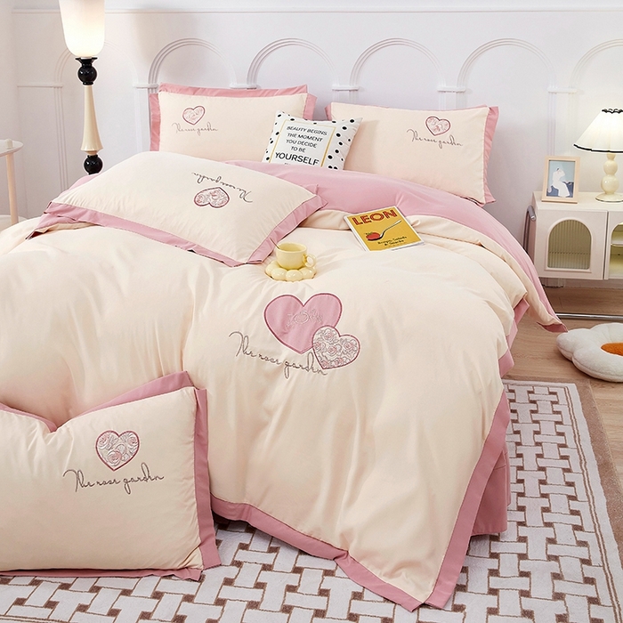 91家纺网 家纺一手货源 找家纺 卡迪亚家纺 2025新款加厚柔肤棉贴布绣宽边双拼刺绣四件套-满心花园 满心花园-蜜豆沙