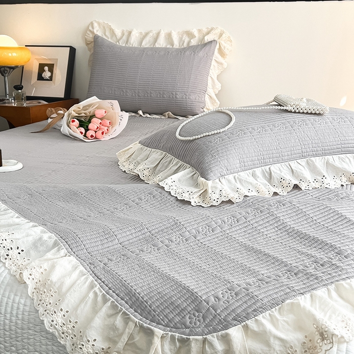 91家纺网 家纺一手货源 找家纺 沐纯家居 2025新款棉小乐花边床盖三件套 淡雅灰