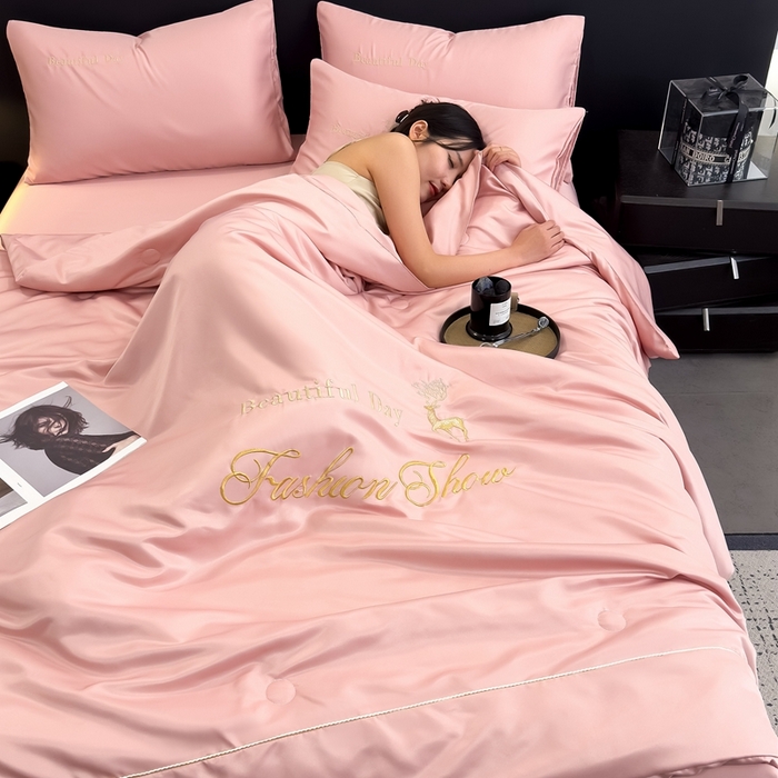91家纺网 家纺一手货源 找家纺 卡罗兰 2025新款水洗天丝夏凉被空调被水洗真丝夏被四件套-森旅迷鹿 森旅迷鹿-樱花粉