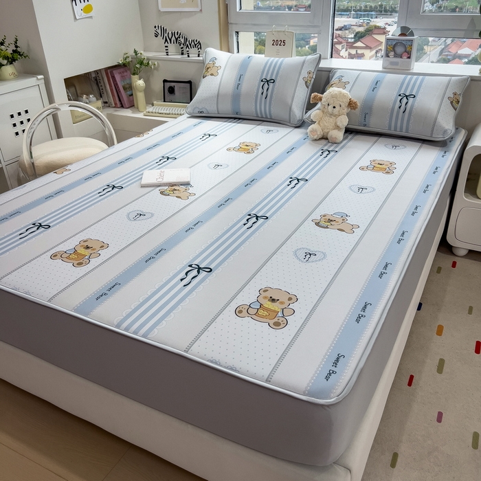 91家纺网 家纺一手货源 找家纺 丝羽坊 2025新款小版印花冰丝凉席冰丝席碳光冰丝凉席-床笠款 饼干熊