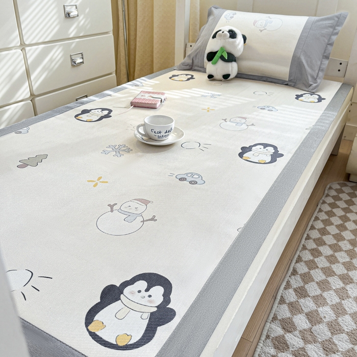 91家纺网 家纺一手货源 找家纺 2025新款印花冰藤凉席-学生款 小企鹅