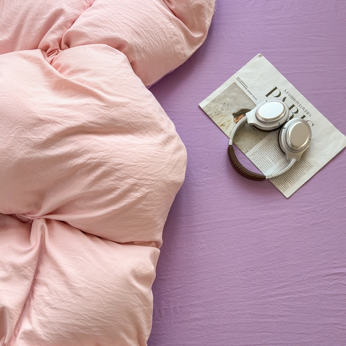 91家纺网 家纺一手货源 找家纺 冕悠家纺 2025新款A类105克超柔褶皱水洗棉拼色四件套 樱花粉+丁香紫