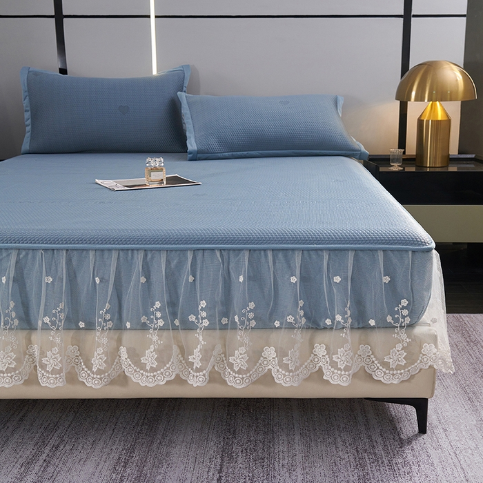 91家纺网 家纺一手货源 找家纺 梵克保罗 2025新款7A抗菌母婴级纯乙纶PE刺绣凉感丝豆豆席 床笠花边款 花边床笠爱心蝴蝶结-蓝