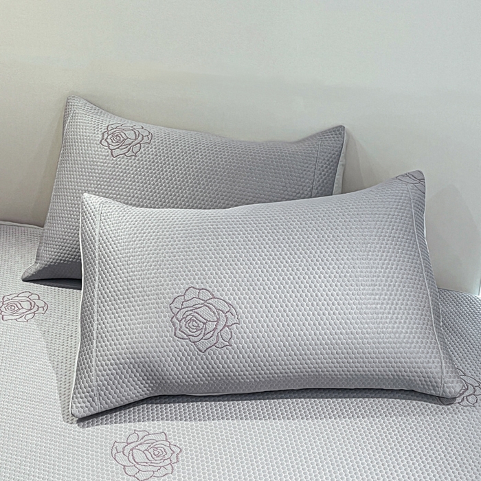 91家纺网 家纺一手货源 找家纺 阿亮家居 2025新款刺绣款凉豆豆凉席 凉豆豆-玫瑰灰色