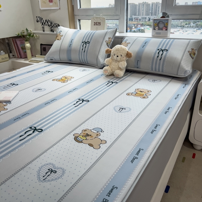 91家纺网 家纺一手货源 找家纺 丝羽坊 2025新款小版印花冰丝凉席冰丝席碳光冰丝凉席-床笠款 饼干熊