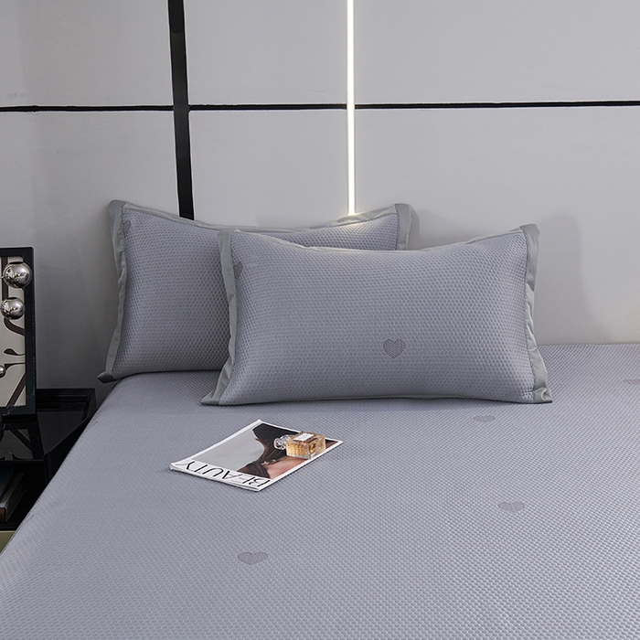 91家纺网 家纺一手货源 找家纺 梵克保罗 2025新款7A抗菌母婴级纯乙纶PE刺绣凉感丝豆豆席 床笠花边款 花边床笠爱心蝴蝶结-灰