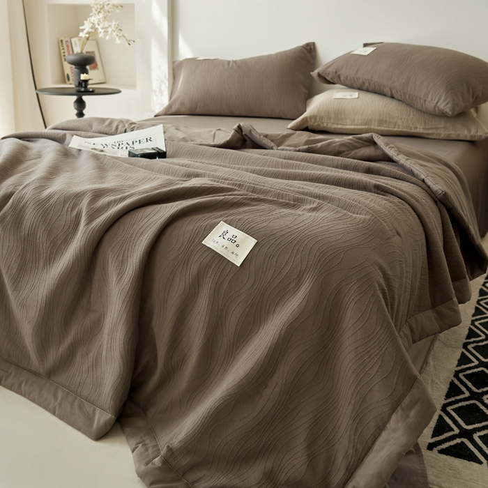 91家纺网 家纺一手货源 找家纺 寐绸家纺 2025新款纯棉水洗棉三层提花大豆纤维夏被四件套 曲线条-浅灰