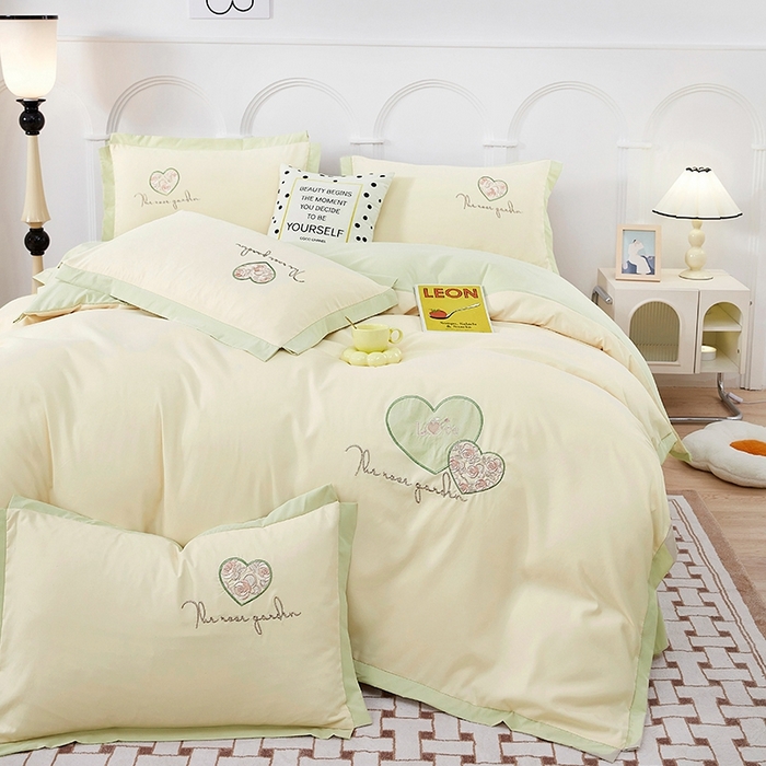 91家纺网 家纺一手货源 找家纺 卡迪亚家纺 2025新款加厚柔肤棉贴布绣宽边双拼刺绣四件套-满心花园 满心花园-抹茶绿