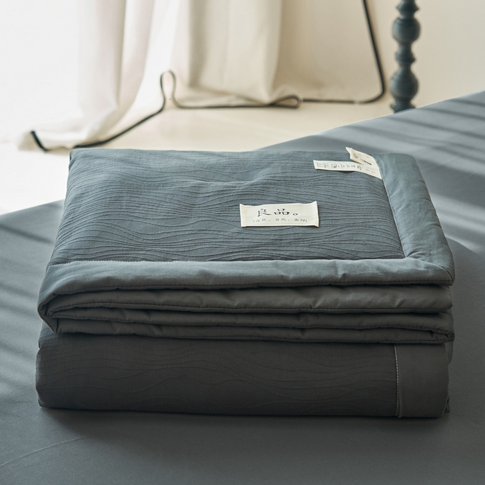 91家纺网 家纺一手货源 找家纺 寐绸家纺 2025新款纯棉水洗棉三层提花大豆纤维夏被四件套 曲线条-中灰