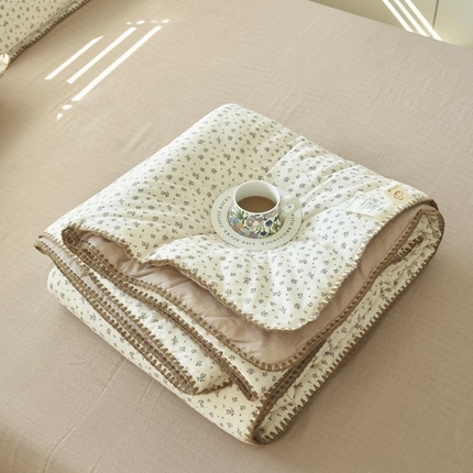 91家纺网 家纺一手货源 找家纺 寐绸家纺 2025新款纯棉双层纱印花大豆纤维夏被四件套 双层纱-爱莎