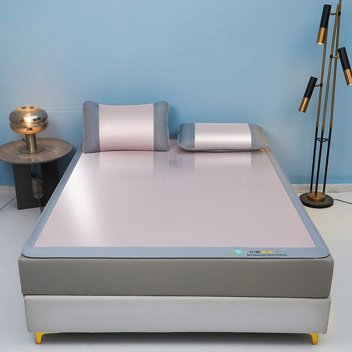 91家纺网 家纺一手货源 找家纺 阿亮家居 2025新款凉席抗菌刺绣可水洗碳光冰丝席包边无纺布冰丝席 思绪 树莓粉-床笠款