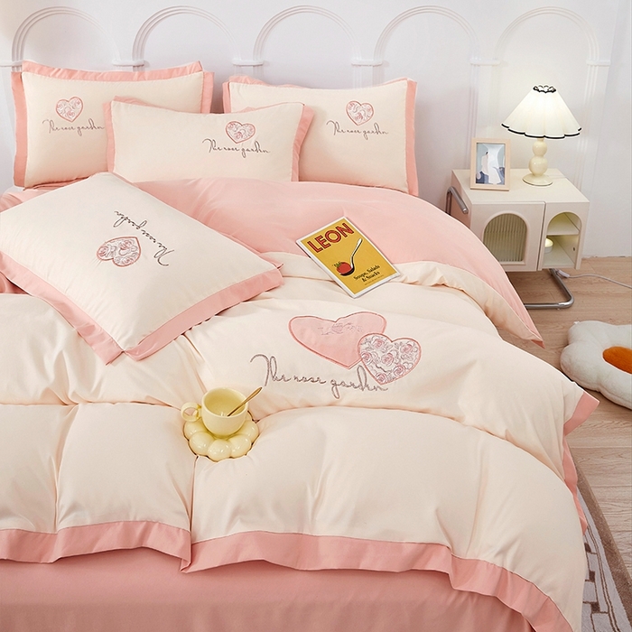 91家纺网 家纺一手货源 找家纺 卡迪亚家纺 2025新款加厚柔肤棉贴布绣宽边双拼刺绣四件套-满心花园 满心花园-玲珑玉