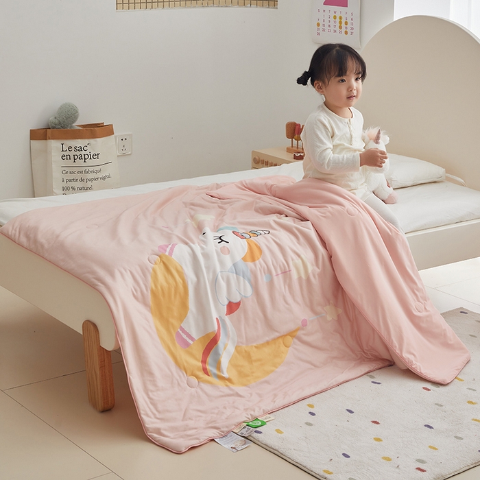 91家纺网 家纺一手货源 找家纺 荷马之梦 2025新款大版针织棉凉感丝AB版大豆儿童夏被 月亮独角兽