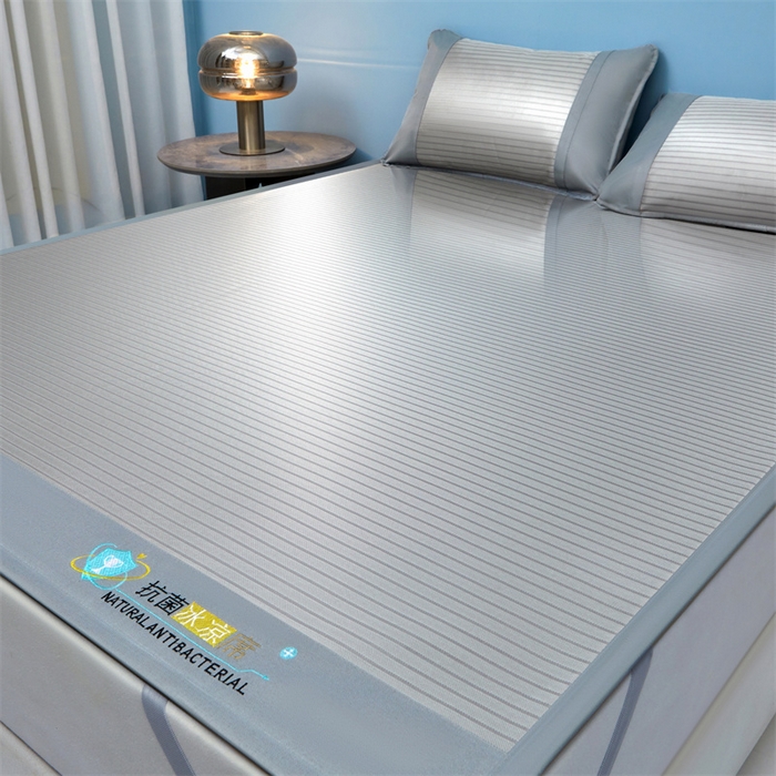 91家纺网 家纺一手货源 找家纺 2025新款凉席抗菌三明治可水洗碳光冰丝席宽边刺绣冰丝席 素夏 绅士灰-床席款