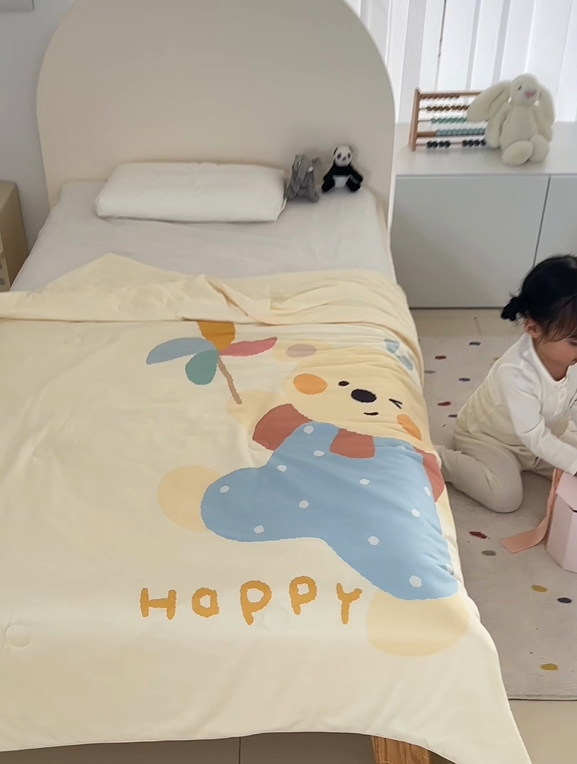 91家纺网 家纺一手货源 找家纺 荷马之梦 2025新款大版针织棉凉感丝AB版大豆儿童夏被 风车小熊