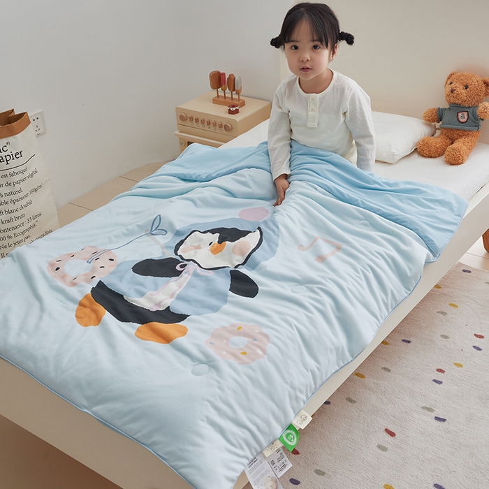 91家纺网 家纺一手货源 找家纺 荷马之梦 2025新款大版针织棉凉感丝AB版大豆儿童夏被 甜甜小企鹅