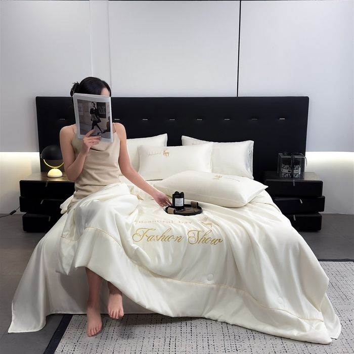 91家纺网 家纺一手货源 找家纺 卡罗兰 2025新款水洗天丝夏凉被空调被水洗真丝夏被四件套-森旅迷鹿 森旅迷鹿-奶昔白