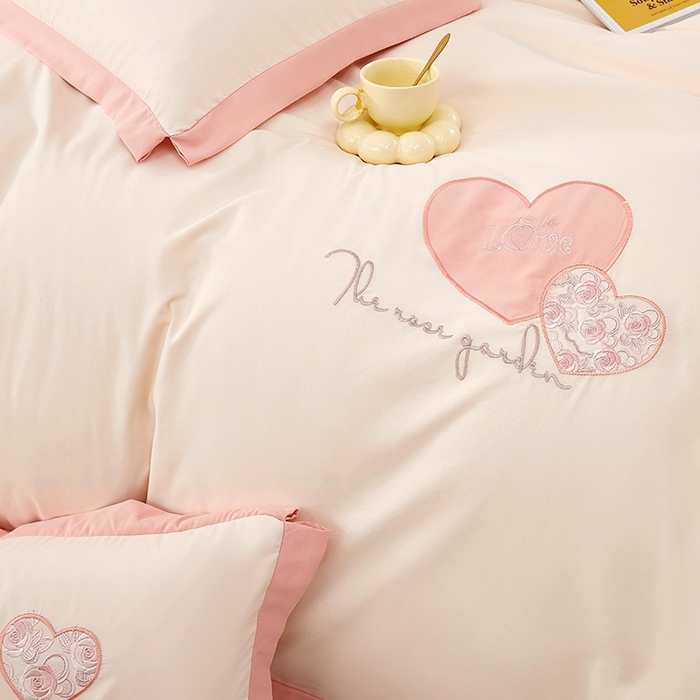 91家纺网 家纺一手货源 找家纺 卡迪亚家纺 2025新款加厚柔肤棉贴布绣宽边双拼刺绣四件套-满心花园 满心花园-玲珑玉