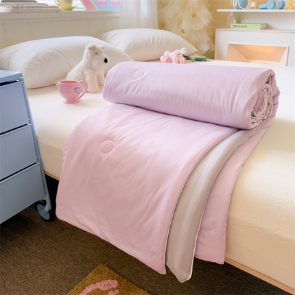 91家纺网 家纺一手货源 找家纺 （总）名兮家居2025春夏新款纯色双拼凉感丝夏凉被-场景二