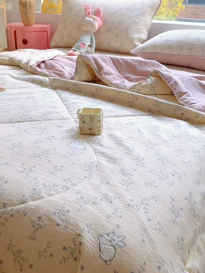 91家纺网 家纺一手货源 找家纺 老帅的工厂店2025新款a类云感双层纱7a抗菌夏被四件套 春芽