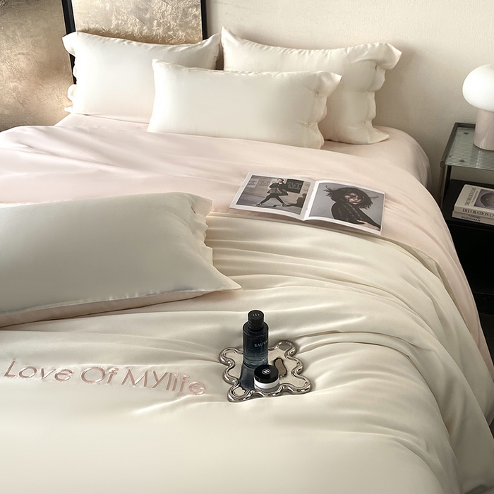 91家纺网 家纺一手货源 找家纺 优悦 2025新款冰丝印花刺绣双拼四件套-漫心 雪山白