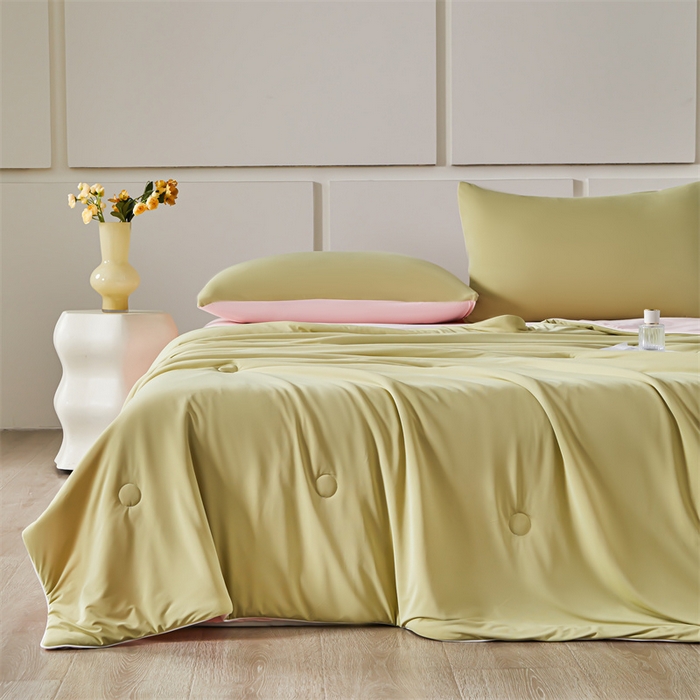 91家纺网 家纺一手货源 找家纺 雯豆家纺 2025夏季新品7A抗菌氨纶凉感丝夏凉被冰丝双人抑菌薄款透气薄被芯 冻冻凉感夏被-麦垛黄+白桃粉